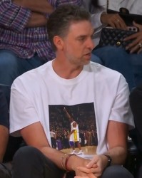 星空体育中国-兄弟情深！大加索尔身穿科比81分纪念T恤现场观战湖人！